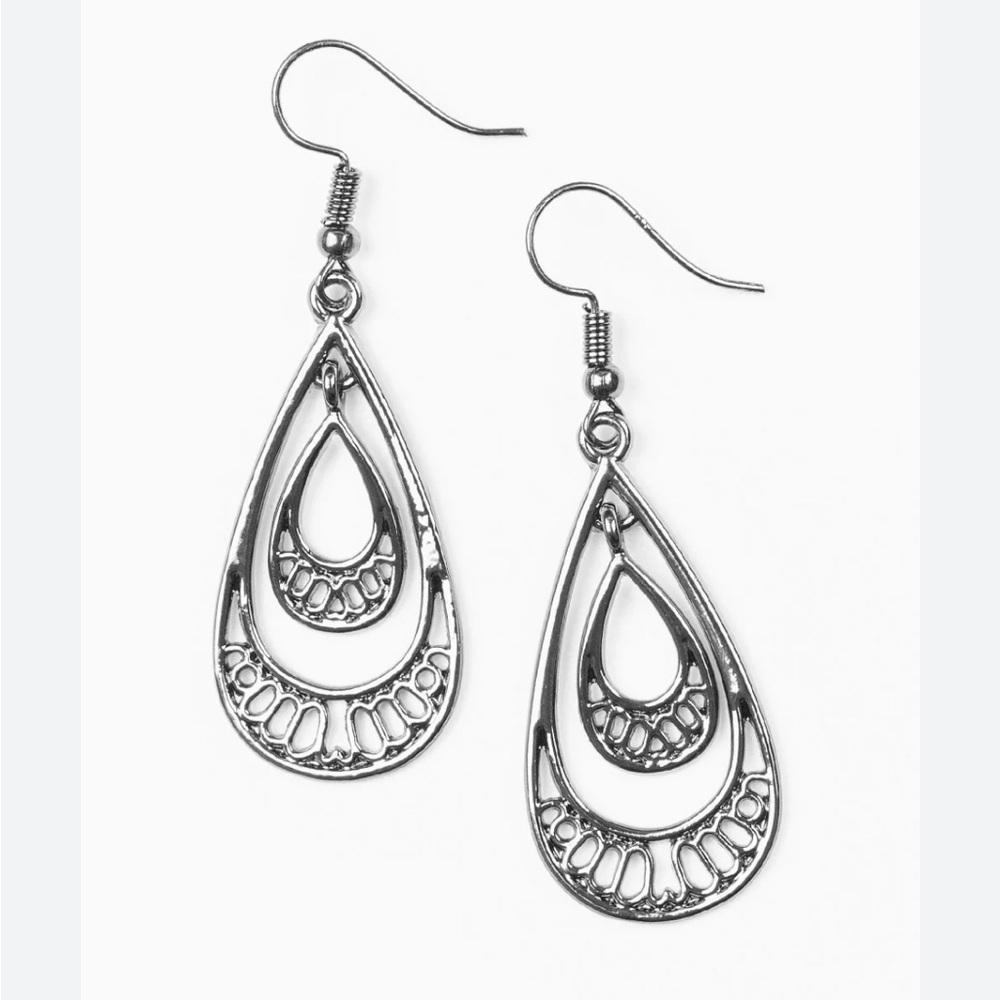 Paparazzi Earrings ❤️ REIGNed Out ❤️ silver metal earrings